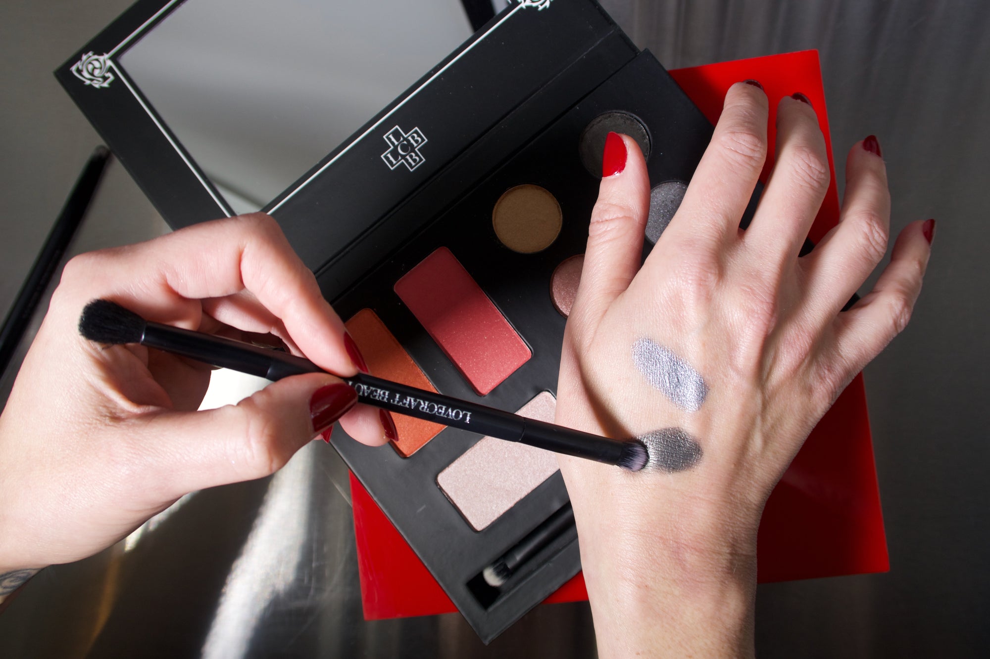 How to use wet-dry eyeshadows to achieve saturated color intensity